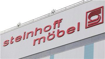 Der Schriftzug „Steinhoff Möbel“ an einem Gebäude.