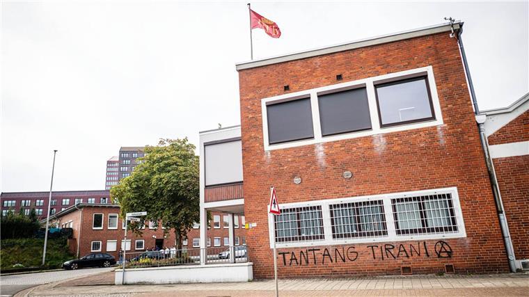 Der Schriftzug „Tantang Tirani“ wurde auf das Gebäude des Indonesischen Honorarkonsulats in Bremen gesprüht.