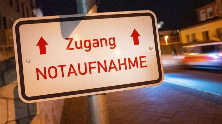 Der Schriftzug „Zugang Notaufnahme“ hängt vor einem Gebäude einer Klinik.