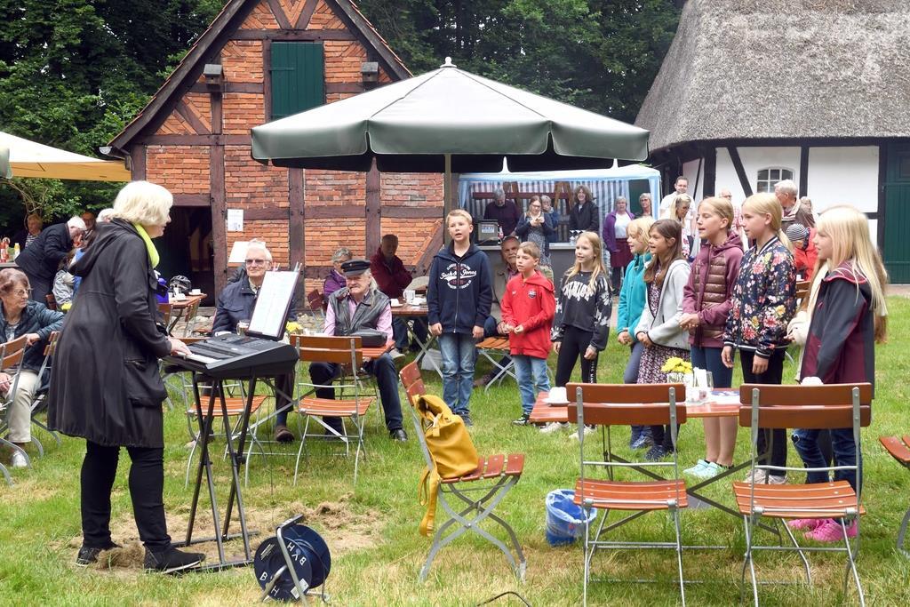Der Schulchor Spaden singt im Speckenbüttel Geesthof. Zur Tunnelberg-Eröffnung l...