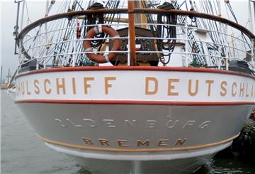Der Schulschiff-Verein sieht in Bremen-Nord kaum noch Perspektiven. Eine Verlegung der „Schulschiff Deutschland“ sei eine Möglichkeit. Dafür vermisst er aber eine Initiative des Magistrats. Foto: Jaspersen/dpa