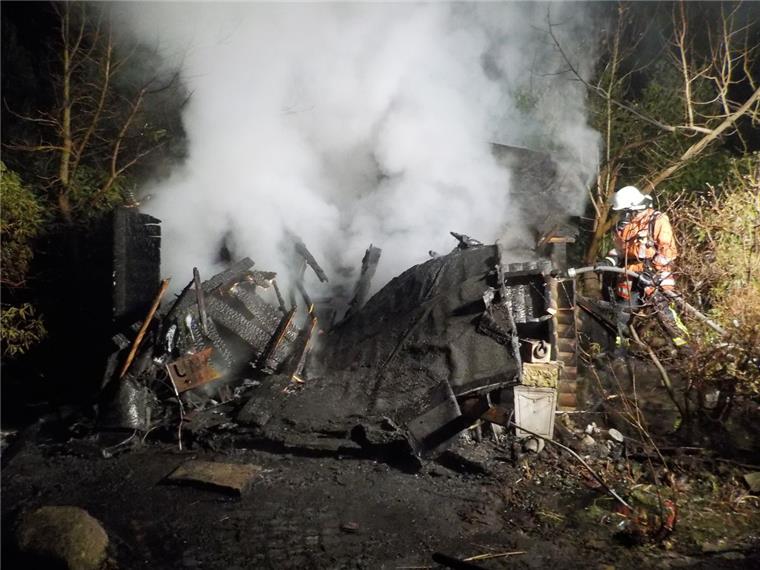 Der Schuppen wurde bei dem Brand vollständig zerstört. 