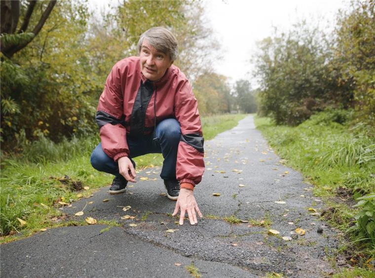 Der „schwarze Weg“ zwischen Kornweg und Marschbrookweg ist kaputt und überwuchert. Anwohner Heinz Schröder reichts. 