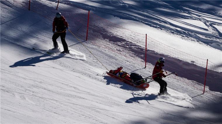 Der Schweizer Boisset stürzte schwer und wurde mit einem Rettungsschlitten abtransportiert.