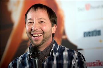 Der Schweizer Popstar DJ Bobo (48) küsst nach eigenen Worten jeden Tag zwei Bäume.