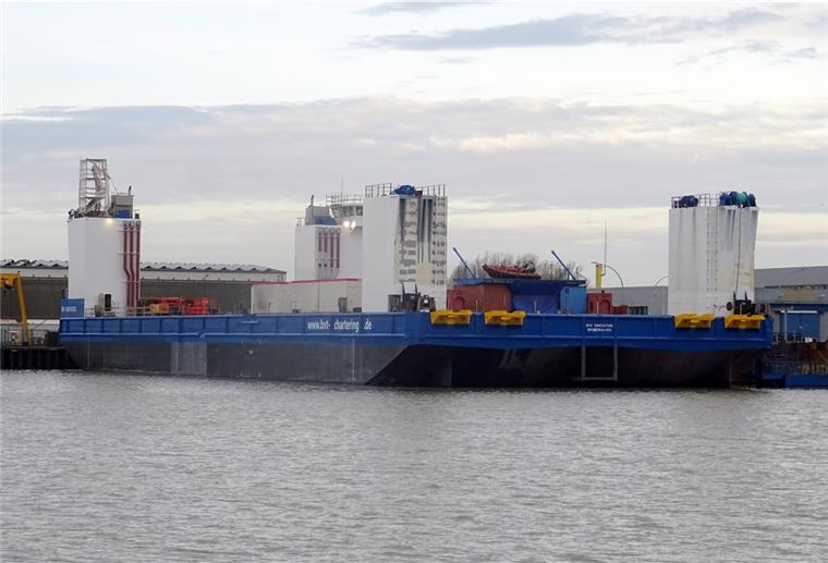 Der Schwerlastponton „BHV Innovation“ wurde erfolgreich um 25 Meter verlängert.