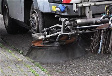 Der Schwermetall-Staub werde durch die Bürsten des Fahrzeugs so unglücklich verteilt, dass insbesondere Kinder, ältere Menschen, Schwangere und vorgeschädigte Menschen einer gravierenden gesundheitlichen Gefahr ausgesetzt seien, sagt der frühere Linken-Ratsherr und Feldstraßen-Anwohner Thomas Bartsch.