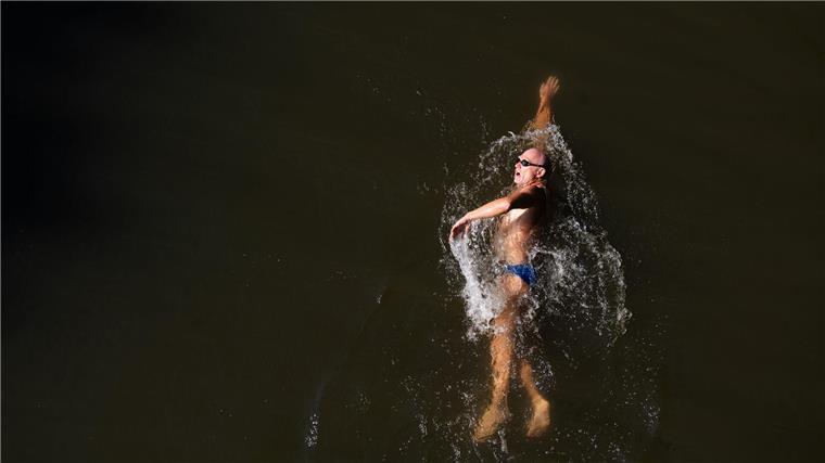 Für Gewässerschutz: Chemieprofessor durchschwimmt die Elbe Der „schwimmende Professor“ beginnt seinen Weg in Smirice (Tschechien).