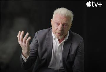 Boris Becker spricht in die Kamera und gestikuliert.