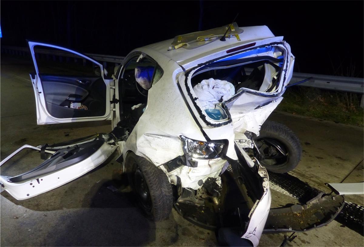 A27: Seat wird bei Unfall zusammengestaucht Der Seat der 40-Jährigen wurde bei dem Unfall deformiert.