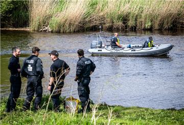 Einsatzkräfte der Polizei fahren über die Oste.