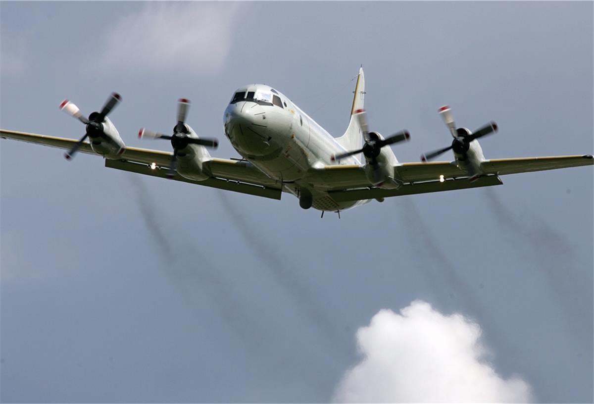 Der Seefernaufklärer P-3C Orion fliegt im Rahmen eines Manövers auch in der Nacht und am Wochenende von Nordholz in Richtung Ostsee. 