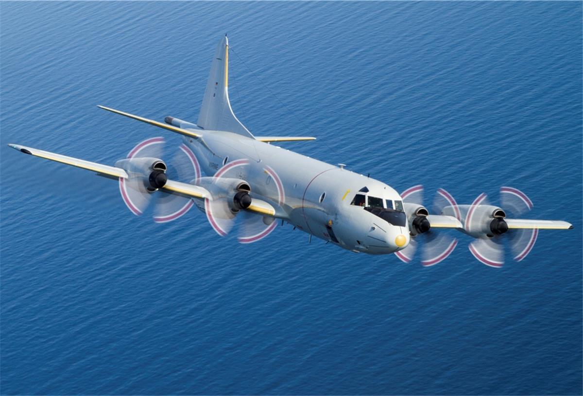 Der Seefernaufklärer P-3C Orion fliegt über einem Einsatzgebiet im Mittelmeer.