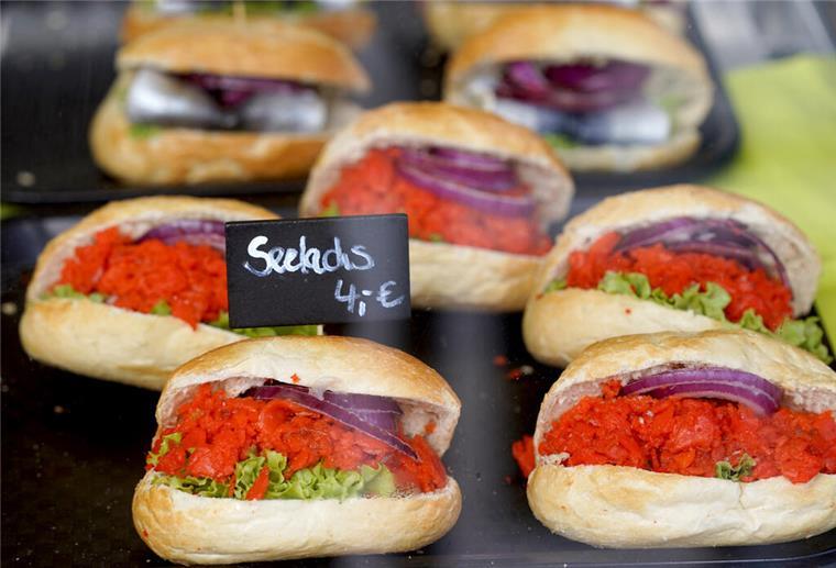 Fischbrötchen mit Seelachs liegen in der Auslage eines Imbisses an den Landungsbrücken. Am 6. Mai 2023 wird der Weltfischbrötchentag gefeiert. (zu dpa: «Der Norden feiert den «Tag des Fischbrötchens» - auch neue Kreationen ») +++ dpa-Bildfunk +++