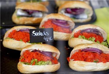 Fischbrötchen mit Seelachs liegen in der Auslage eines Imbisses an den Landungsbrücken. Am 6. Mai 2023 wird der Weltfischbrötchentag gefeiert. (zu dpa: «Der Norden feiert den «Tag des Fischbrötchens» - auch neue Kreationen ») +++ dpa-Bildfunk +++