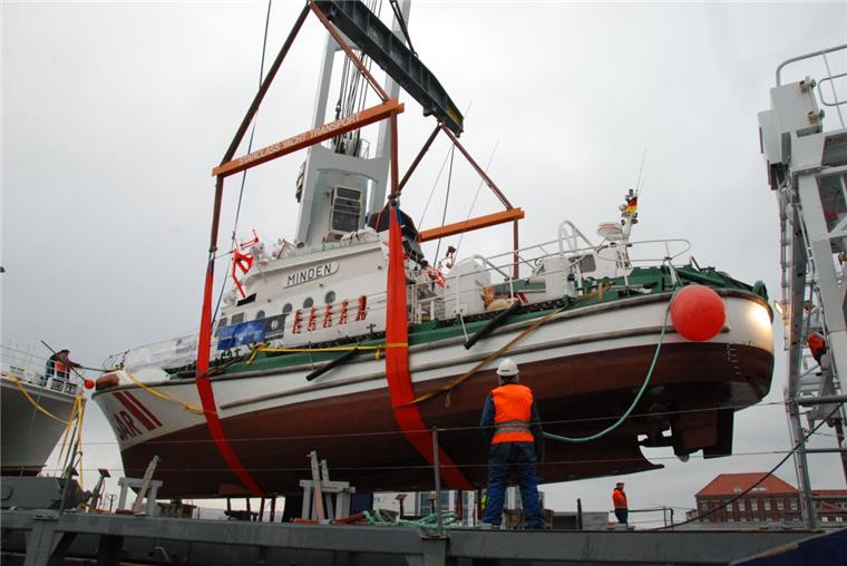 Seenotrettungskreuzer fürs Mittelmeer Der Seenotkreuzer "Minden" wird für einen Hilfseinsatz zwischen den griechischen Inseln im Fischereihafen auf den niederländischen Schwergutfrachter "Atlantic" verladen.