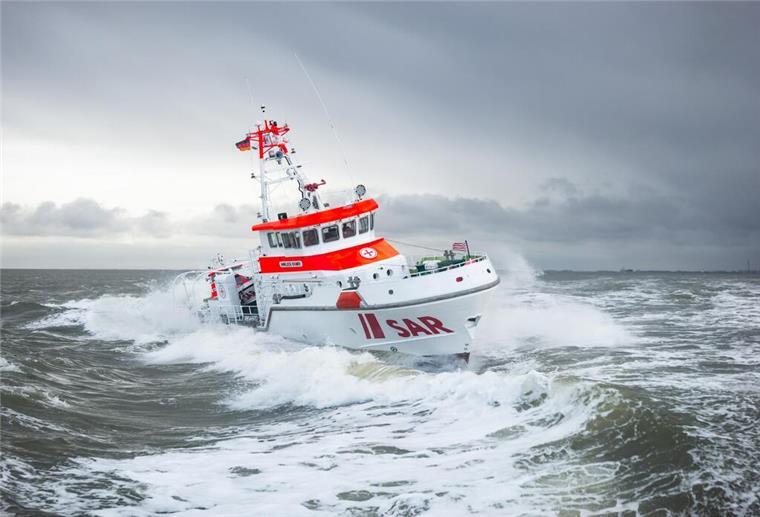 Rettungsaktion vor Cuxhaven: Bestattungsschiff nach Brand manövrierunfähig Der Seenotrettungskreuzer „Anneliese Kramer“ der DGzRS fuhr zum Einsatz.