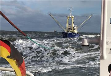 Der Seenotrettungskreuzer „Bernhard Gruben“ der Deutschen Gesellschaft zur Rettung Schiffbrüchiger (DGzRS) schleppt einen niederländischen Fischkutter mit Maschinenschaden ein.