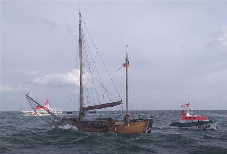 Der Seenotrettungskreuzer „Bernhard Gruben“ und sein Tochterboot „Johann Fidi“ erreichen den Havaristen.
