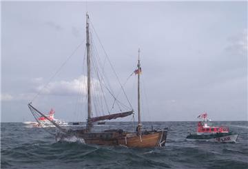 Der Seenotrettungskreuzer „Bernhard Gruben“ und sein Tochterboot „Johann Fidi“ erreichen den Havaristen.