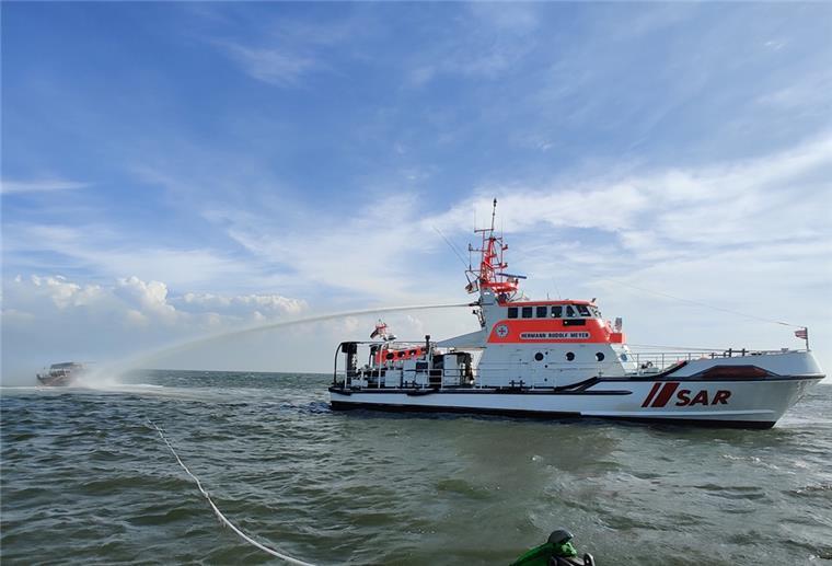 Motoryacht brennt auf der Weser Der Seenotrettungskreuzer „Hermann Rudolf Meyer“ löscht das brennende Motorboot in der Wesermündung.