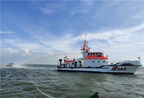 Der Seenotrettungskreuzer „Hermann Rudolf Meyer“ löscht das brennende Motorboot in der Wesermündung.
