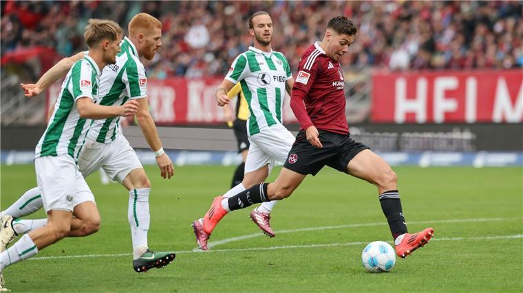 Klose gelingt mit Nürnberg wichtiger Comeback-Sieg Der sehr agile Stefanos Tzimas (r) erzielt das 1:0 für Nürnberg.