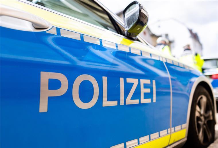 Bremerhaven: Vermisster 43-Jähriger hat sich gemeldet Polizistin vor Polizeiauto