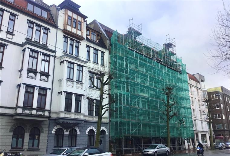 Der seit Juli 2021 eingerüstete denkmalgeschützte Altbau Hafenstraße 42 - der neue Eigentümer kommt mit dem Sanieren nicht so schnell voran wie erhofft. 