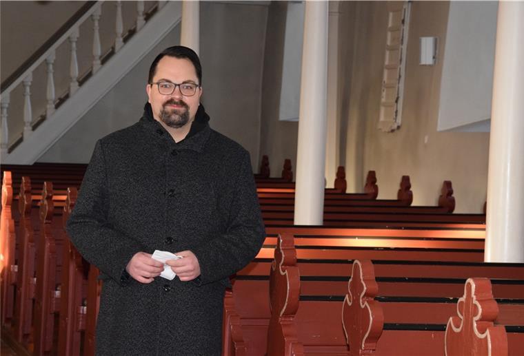 Der Selsinger Vikar Hendrik Topp in der St. Lamberti-Kirche. Seine Ausbildung zum Pastor endet Anfang 2023.