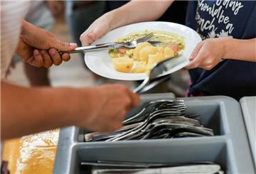 Schüler beim Mittagessen in der Mensa in der Grundschule an der Wuhlheide 