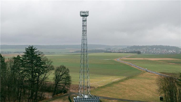 O2-Handymast versorgt sich selbst mit Strom Der Sendemast von Telefónica (O2) im mittelhessischen Vogelsbergkreis.