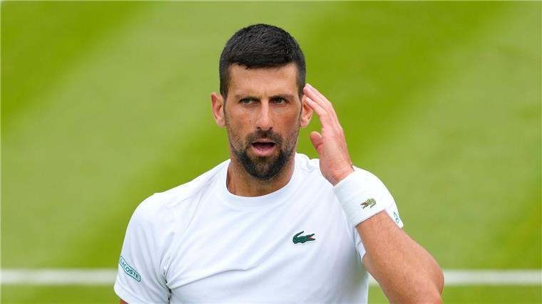 Hält das Knie? Djokovic für Wimbledon optimistisch Der serbische Tennisstar Novak Djokovic ließ sich während der French Open am Knie operieren.