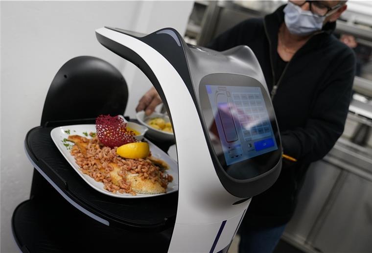Roboter „Bella“ serviert die Speisen Der Servierroboter „Bella“ fährt autonom durch das Restaurant zu den Tischen. Für die Gaststätte an der Ostsee wird es immer schwieriger, Personal zu finden.