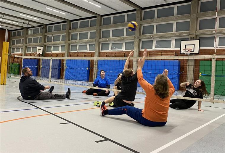 Die neuen Sitzvolleyballer in Leherheide trainieren.