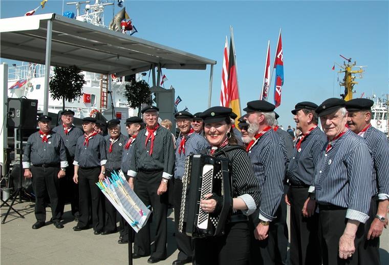 Zum Abschied singt der Shantychor Bremerhaven im Video Der Shantychor beim Auftritt.