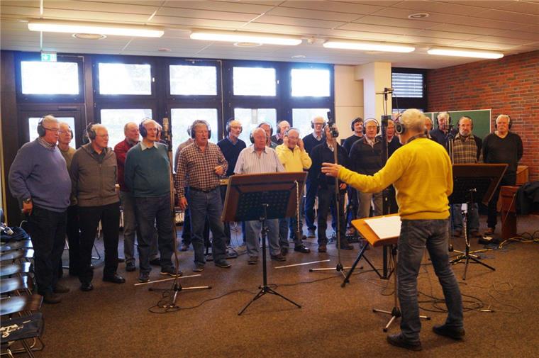 Der Shantychor Butjenter Blinkfüer während der CD-Aufnahmen im Nordenhamer Gymnasium. 