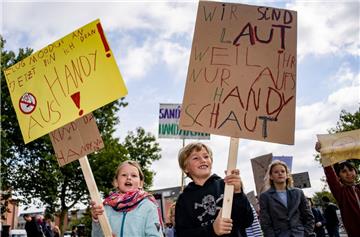 Der siebenjährige Emil hat mit Hilfe seiner Mutter eine Kinderdemo unter dem Motto "Spielt mit mir! Nicht mit Euren Handys" organisiert.