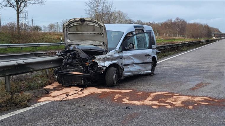 Der Siebensitzer kollidierte mit der Schutzplanke, drei Insassen wurden auf die Fahrbahn geschleudert.