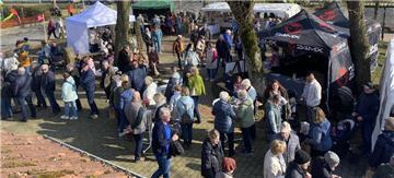 Viele Besucher rund um die Alte Schule beim Sieverner Ostermarkt