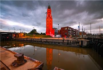 Der Simon-Loschen-Turm glänzt in feurigem Rot.