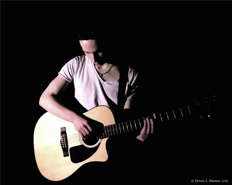 Der Singer/Songwriter Dennis Samel-Martens tritt am Sonnabend in der Zevener "Turmkneipe" auf.