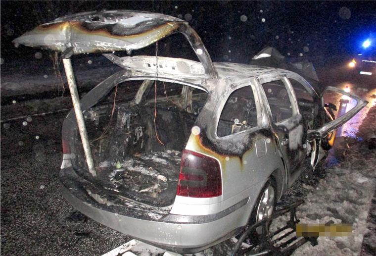 Der Skoda brannte komplett aus.