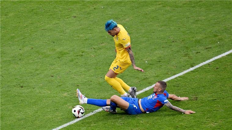 Der Slowake Lukas Haraslin (r) kommt vor Andrei Ratiu aus Rumänien an den Ball.
