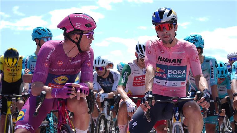 Der Slowene Primoz Roglic (r) verliert das Rosa Trikot des Gesamtführenden.