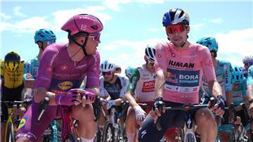 Der Slowene Primoz Roglic (r) verliert das Rosa Trikot des Gesamtführenden.