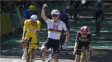 Der Slowene Tadej Pogacar (M) feiert seinen Sieg auf der vierten Etappe der 112. Tour. 