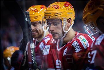 Der slowenische Nationalspieler Jan Urbas (Mitte) überzeugt seit Jahren durch Top-Leistungen im Pinguins-Trikot.