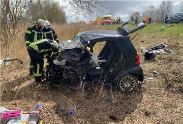 Der Smart der 70-jährigen Harpstedterin war frontal mit einem Kleintransporter zusammengestoßen, der auf der Bundesstraße 212 überholen wollte.