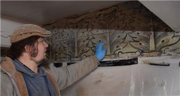Der sogenannte Arkanthus-Fries ist wohl um 1830 unterhalb der Decke in der St.-Laurentius-Kirche aufgebracht worden. Der Restaurator Valentin Skrzypczak hat ihn gemeinsam mit Sybille Popken freigelegt. Das Kunstwerk wird nun mit Lasuren aufgearbeitet.